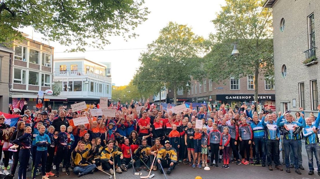Tweehonderd schaatsers maken gemeente Enschede duidelijk dat ze niet zonder ijsbaan kunnen