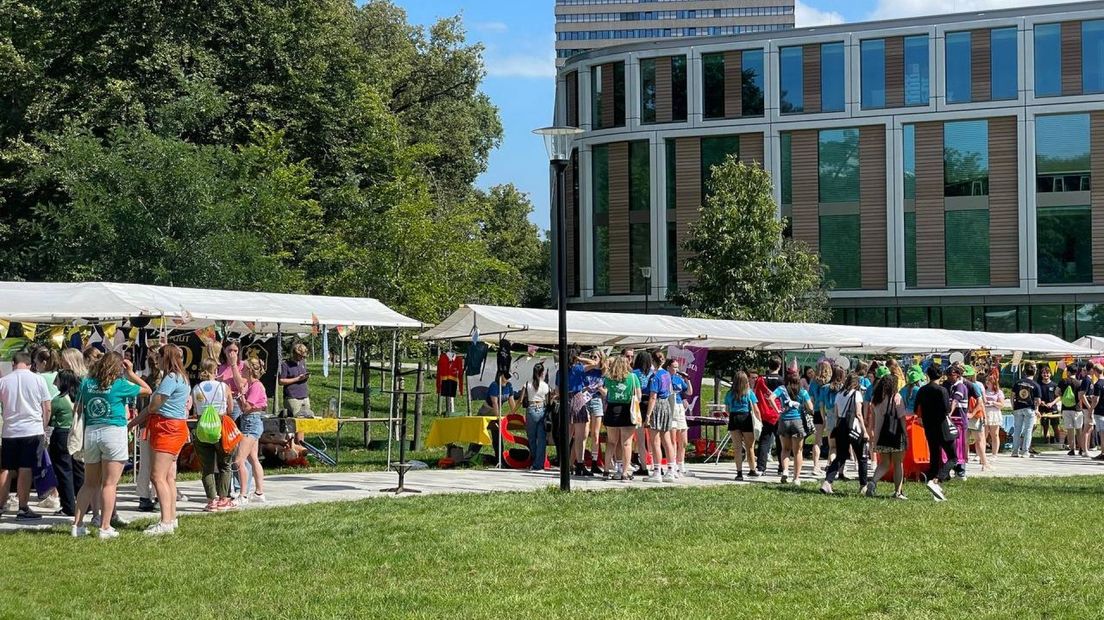 Op een introductiemarkt op de campus bij de Radboud Universiteit zijn twee personen gewond geraakt. Er zijn drie aanhoudingen verricht.
