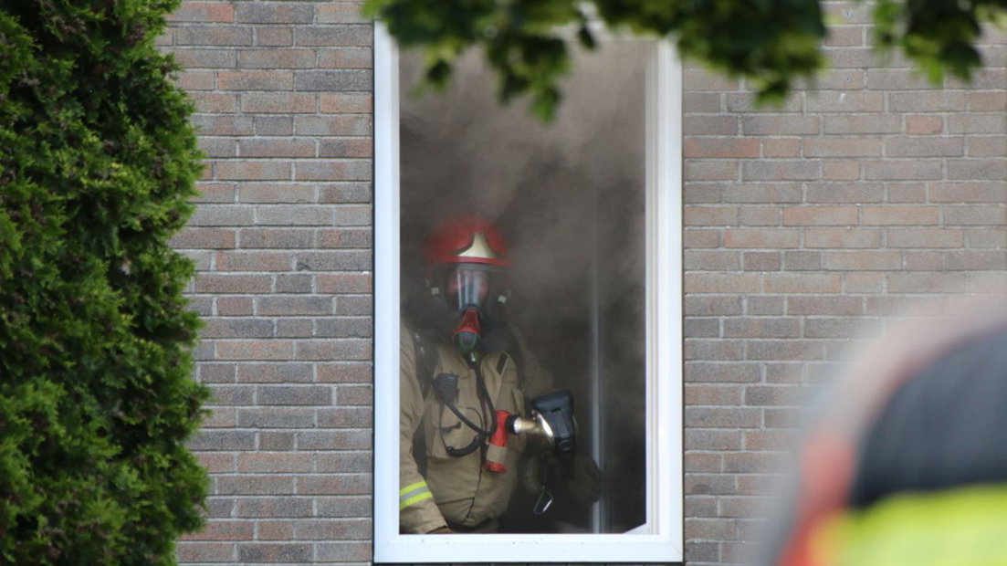 Een brandweerman in de woning.