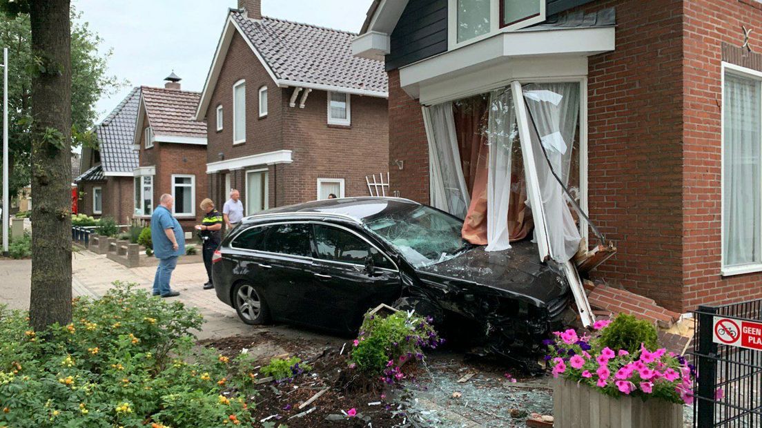 Auto rijdt woning binnen (Rechten: ProNews)