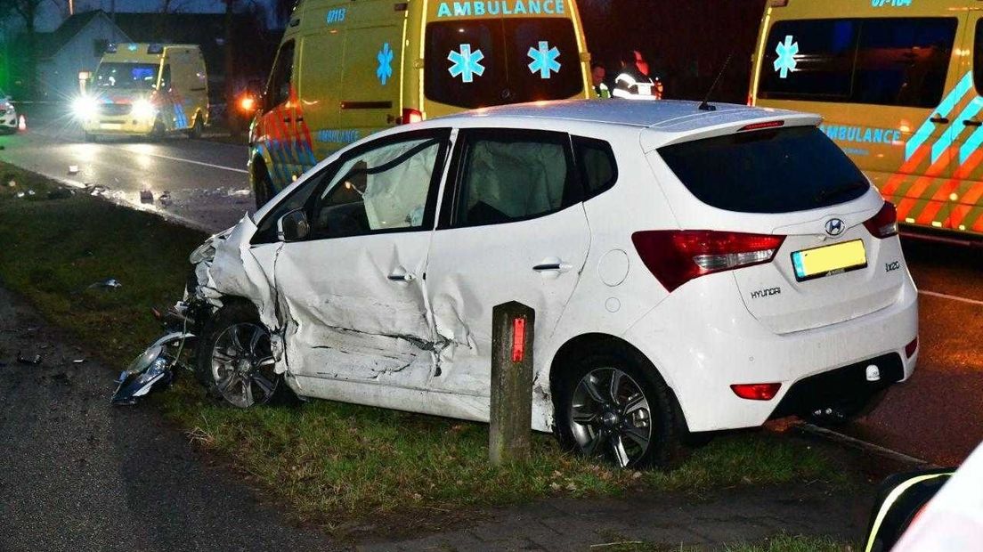 Eén van de betrokkenen bij de ernstige botsing in Zevenaar van vrijdag is overleden. Dat laat de politie desgevraagd weten.