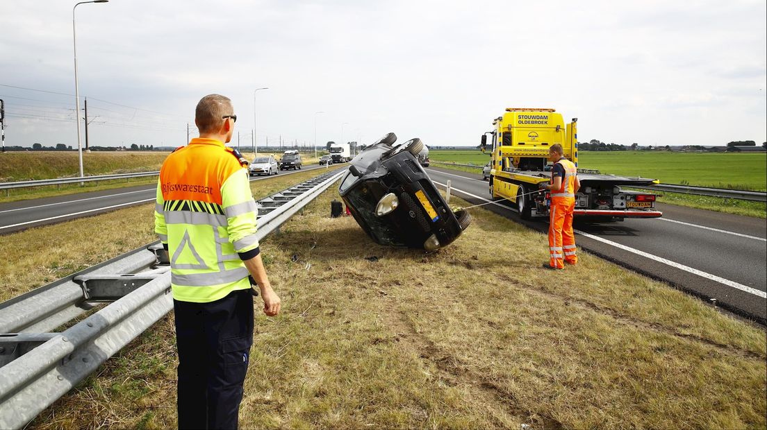 Auto op de kop in middenberm N50