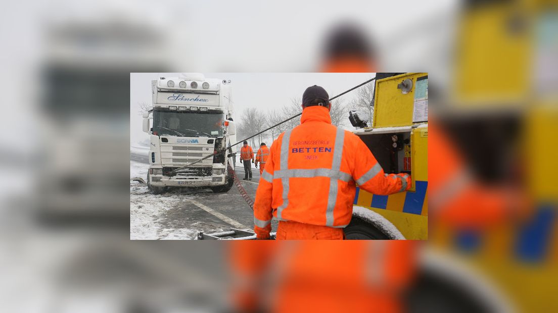 Op de A6 tusken De Jouwer en De Lemmer rekken 4 frachtauto's fan 'e dyk (foto's Stjoerder.nl)