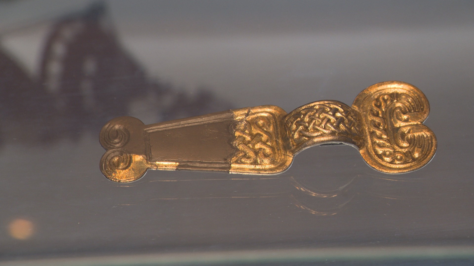 Histoaryske fibula krijt in thús yn it Fries Museum