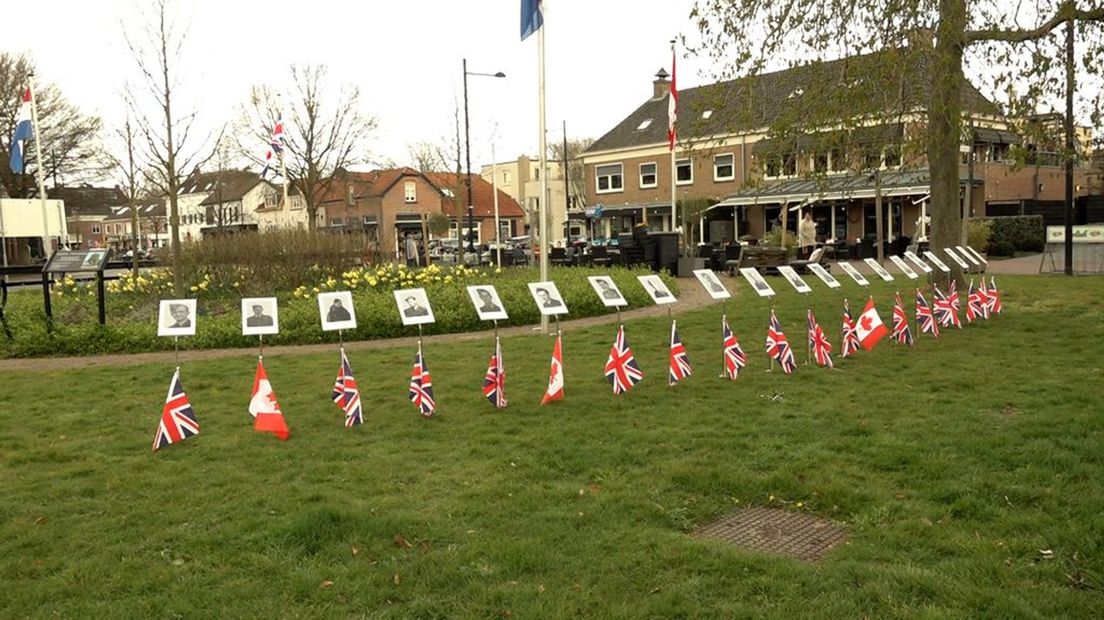 De foto's met de gezichten van de geallieerden staan eerst opgesteld bij de kerk.