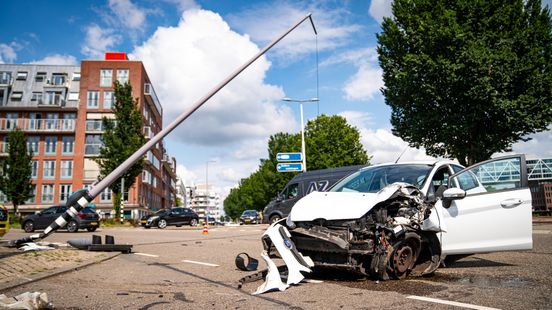 Lantaarnpaal scheef na botsing auto: bestuurder gewond naar ziekenhuis. Lantaarnpaal scheef na botsing auto: bestuurder gewond naar ziekenhuis.