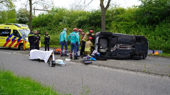 Auto belandt op z'n kant na botsing tegen boom in Zwolle, bestuurder gewond Home