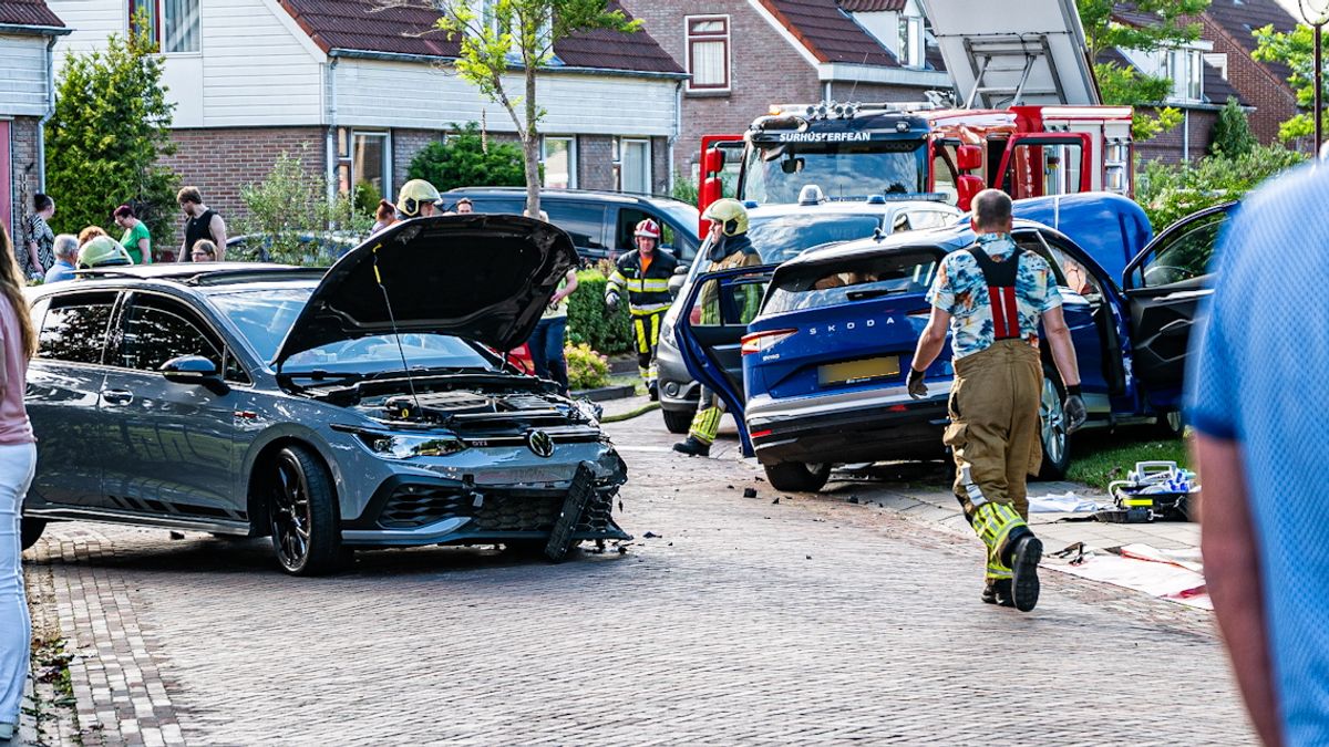 Brommobiel volledig uitgebrand in Drachten | Explosie in riool: putdeksel komt op auto terecht