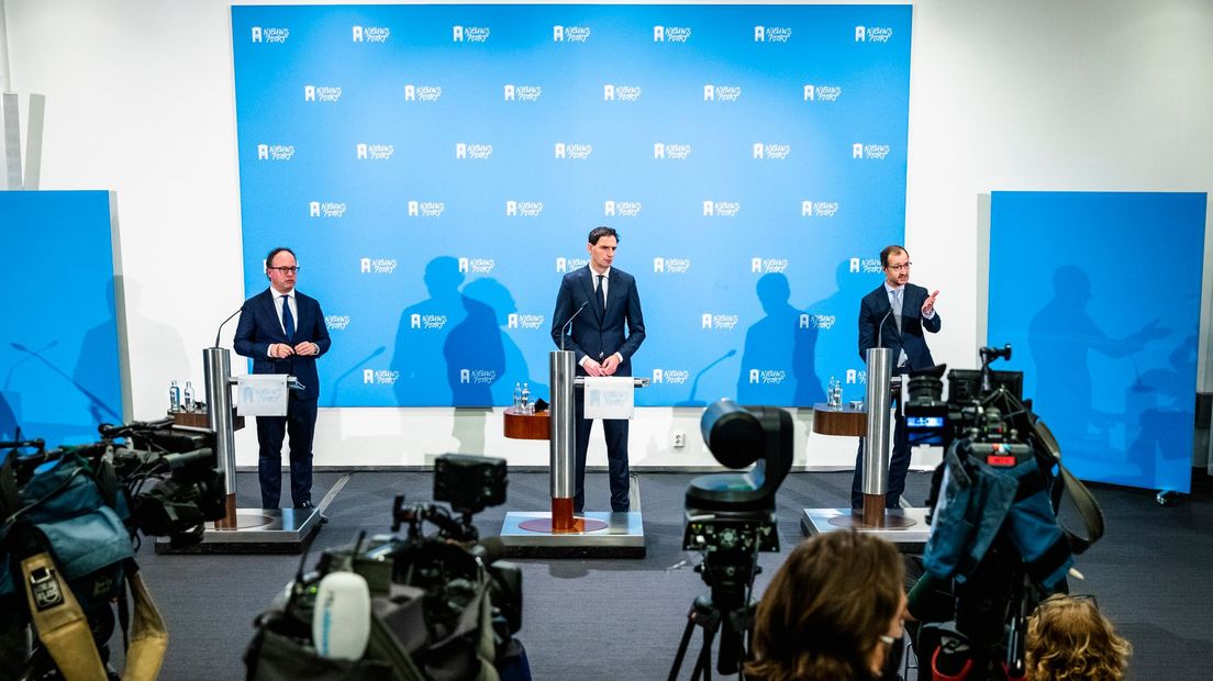 Ministers Wouter Koolmees, Wopke Hoekstra en Eric Wiebes (vlnr.) geven toelichting over het nieuwe steunpakket (Rechten: ANP)