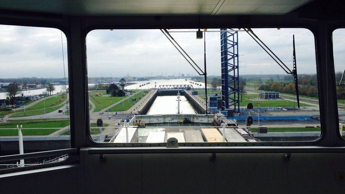 Het schip Magnolia Seaways passeert de Westsluis in Terneuzen