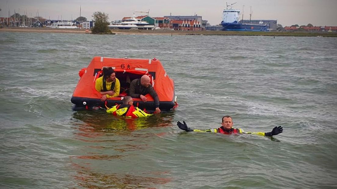 De roeiers in actie bij de reddingsoefening met de KNRM