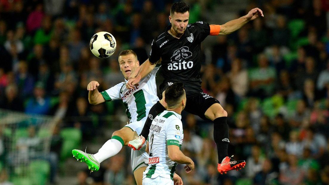 Samir Memisevic (links) eerder dit seizoen tegen Heracles Almelo