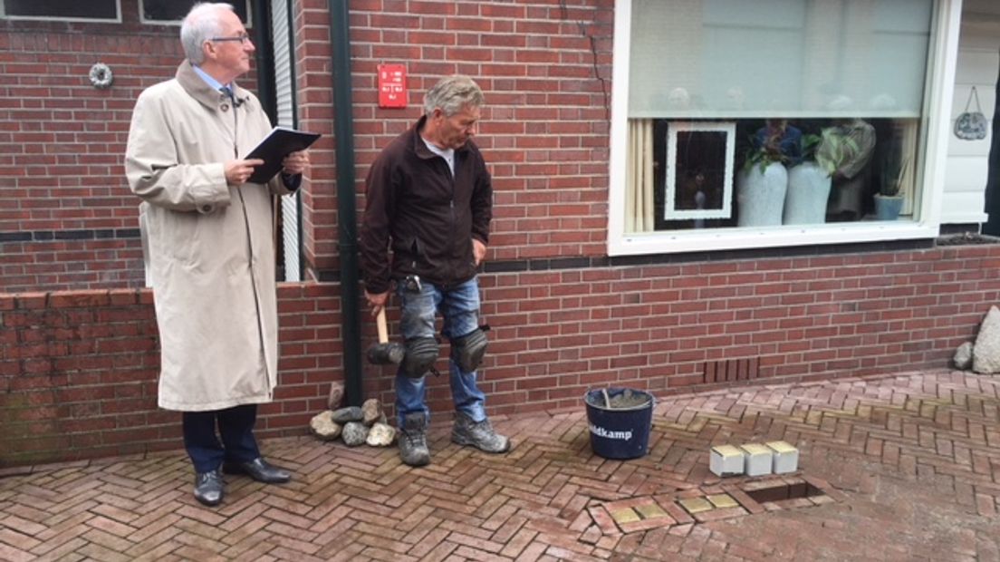 In het bijzijn van tientallen nabestaanden zijn maandagmiddag in Borculo veertien Stolpersteine geplaatst. Dit zijn kleine gedenkstenen op de plek waar vroeger Joden woonden, die in de oorlog zijn omgebracht.