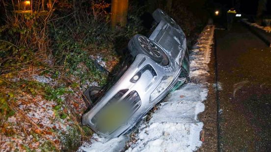 Auto via boom in sloot • schuim bulkt uit pand