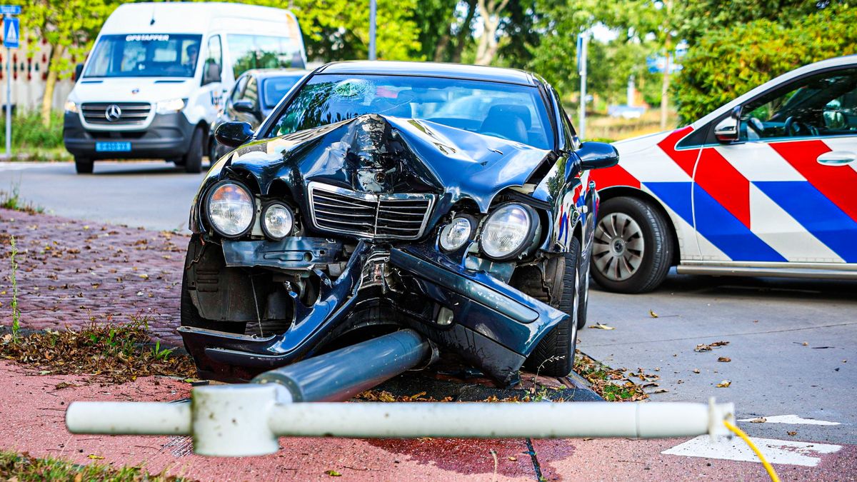 Friese Sluis bij Lemmer geblokkeerd | Auto vliegt het water in bij Nes