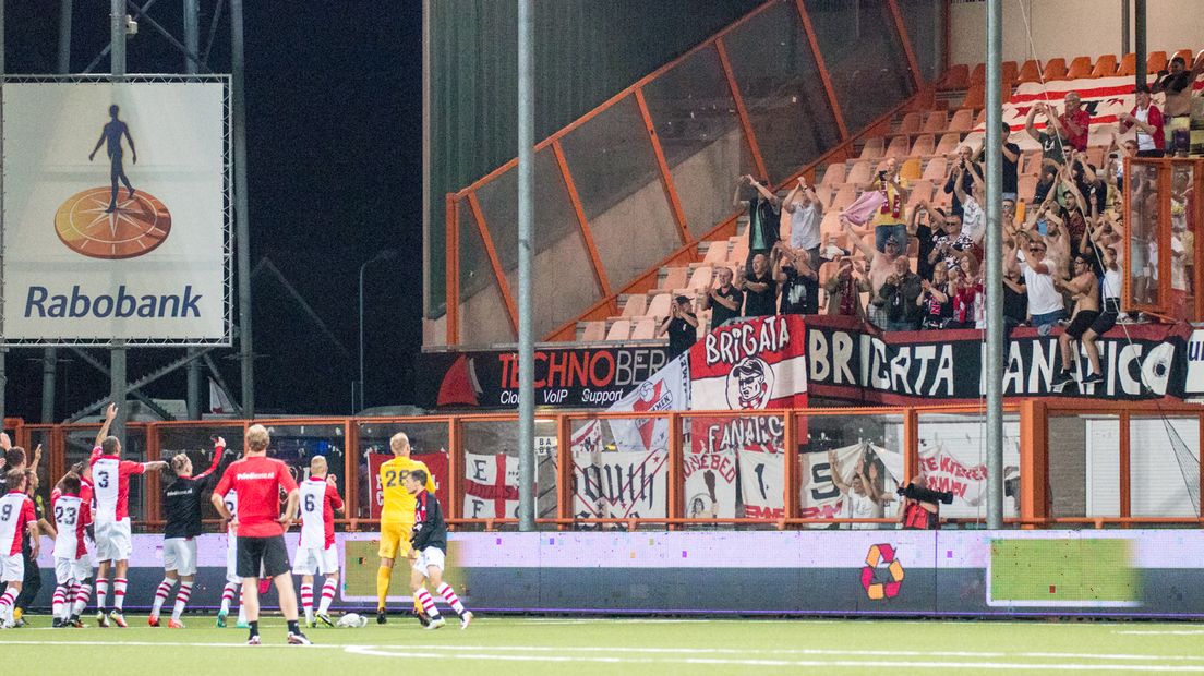 FC Emmen viert feest met de meegereisde supporters