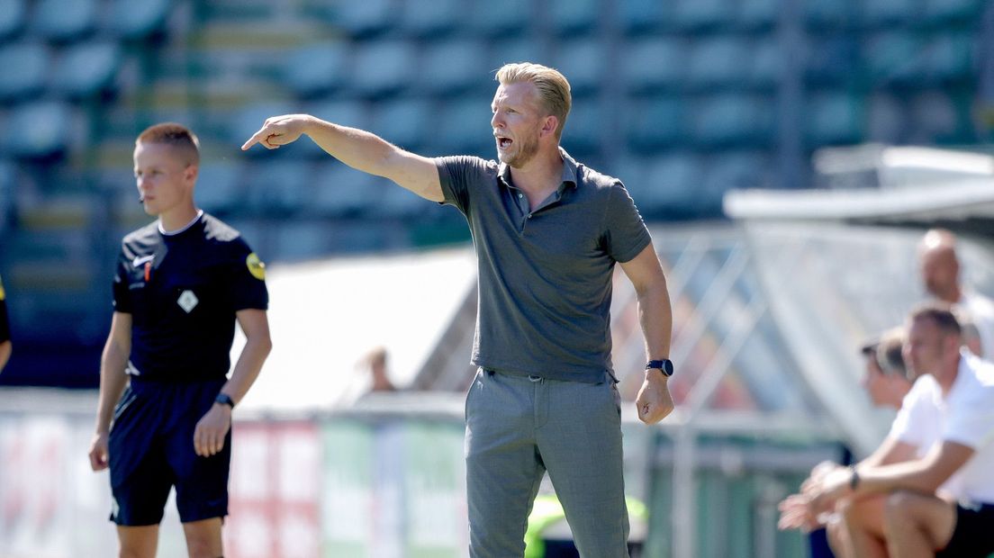 ADO-trainer Dirk Kuijt geeft instructies