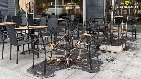 'Nu hebben we een conflict!': Joint-rokende man steekt 's nachts parasol in brand Home