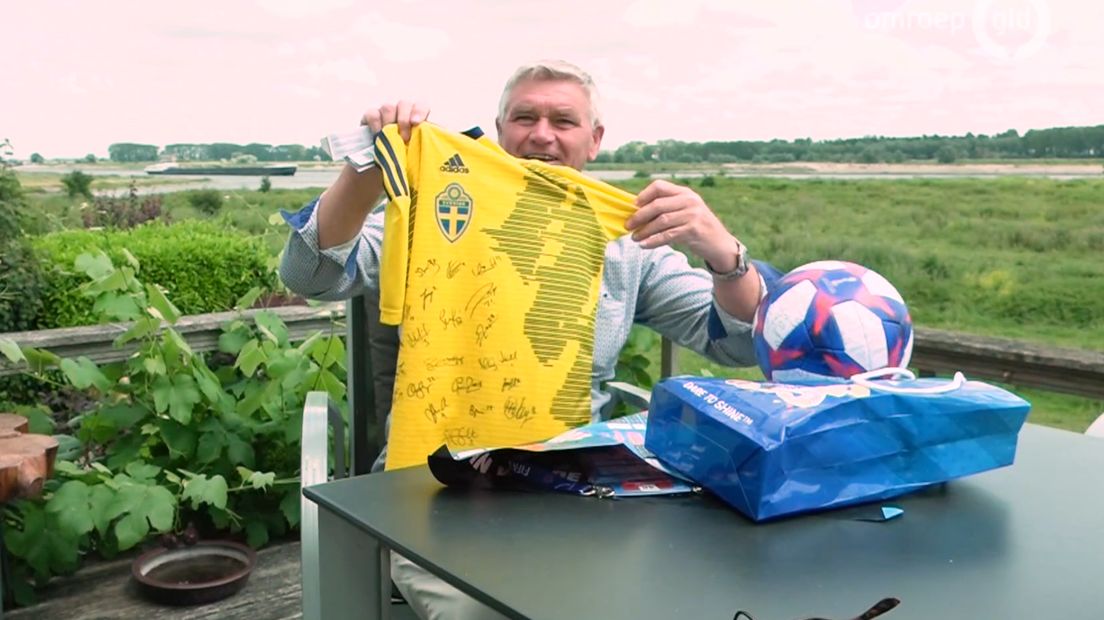 Will van Rhee met het Zweedse shirt en de wedstrijdbal van Nederland-Japan.