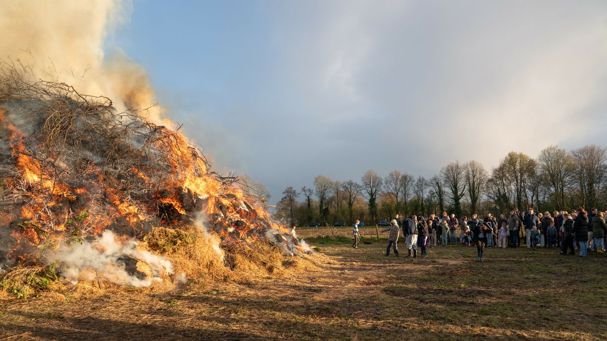 In Beeld: Paasvuren ontstoken