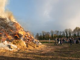 In Beeld: Paasvuren ontstoken