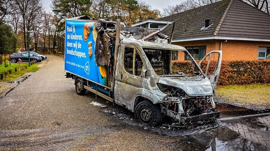 Bus bezorgdienst Albert Heijn gaat in vlammen op