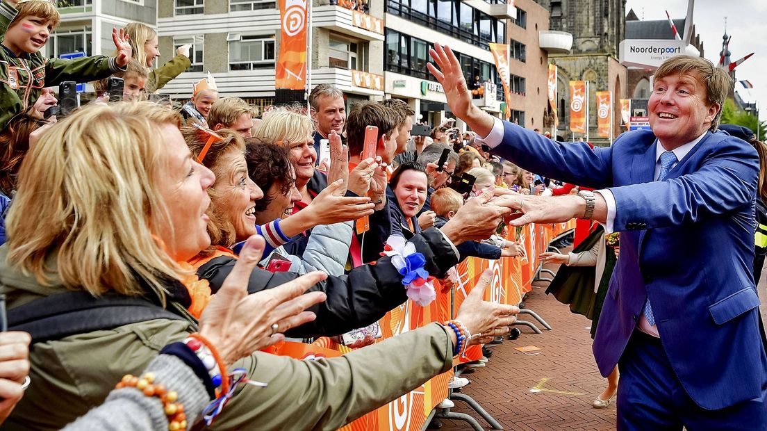Koning Willem-Alexander geeft handjes tijdens Koningsdag