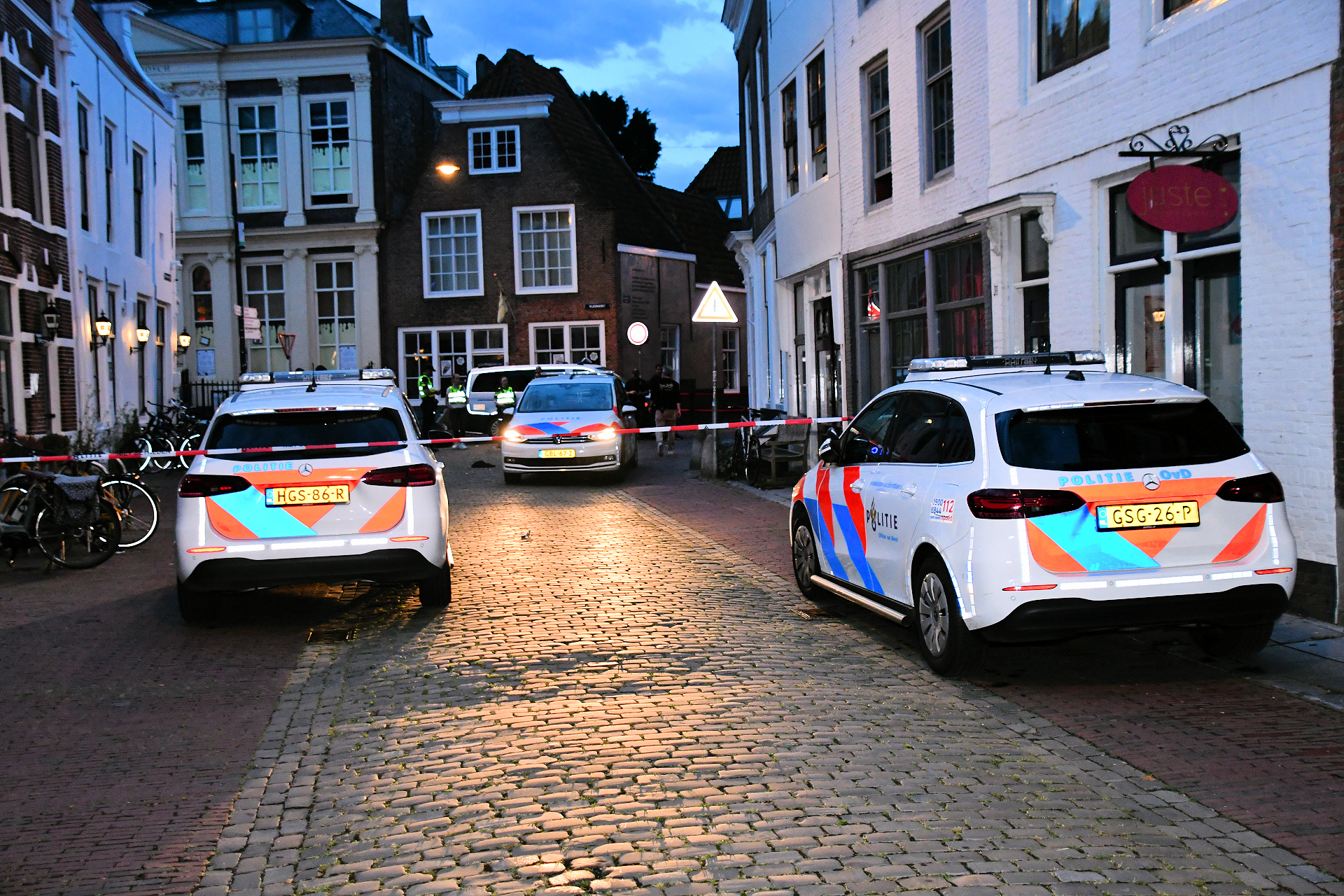 Onrustige nacht in Middelburg: gewonde bij steekincident, auto rijdt in op publiek