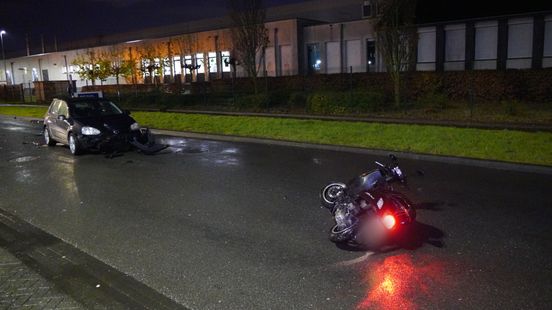Scooterrijder zwaargewond na botsing met auto. Scooterrijder zwaargewond na botsing met auto.