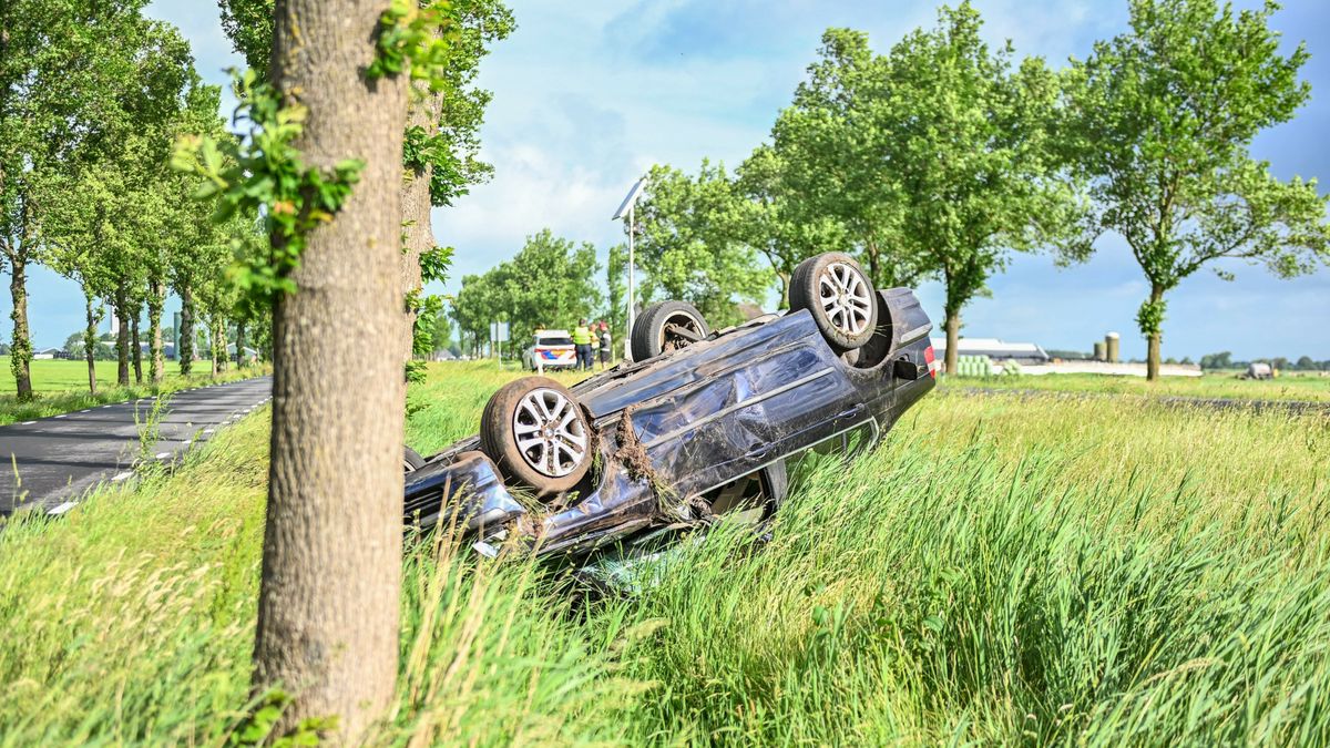 Auto slaat over de kop op de Strjitwei (N354) bij Tjerkgaast