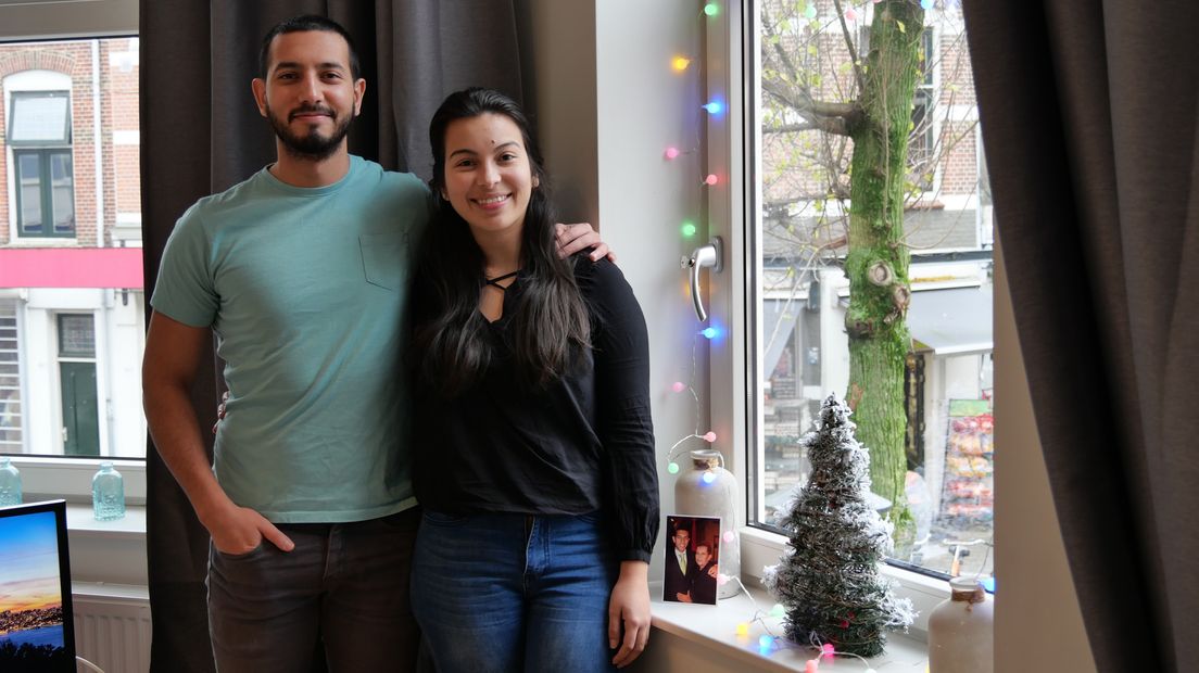 Alejandro en Daniela in hun Airbnb.