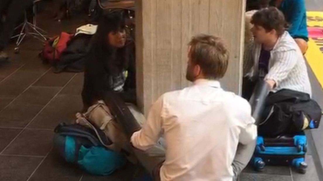Demonstranten zijn geketend aan een pilaar