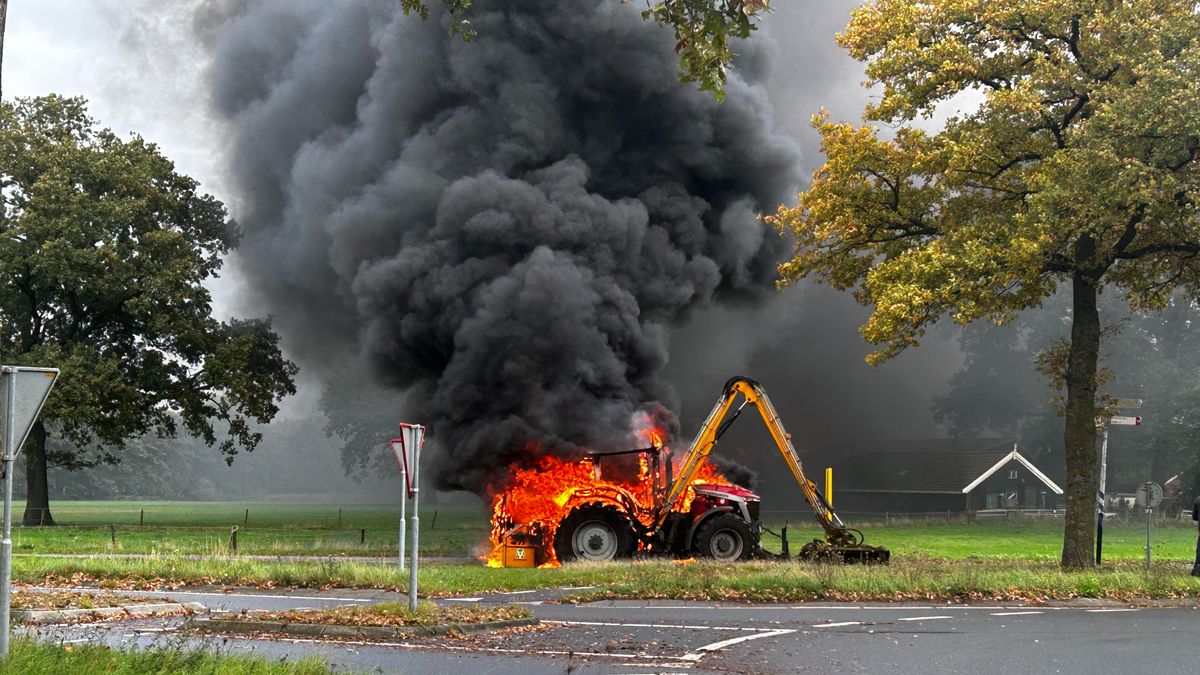 Trekker in vlammen op in Markelo