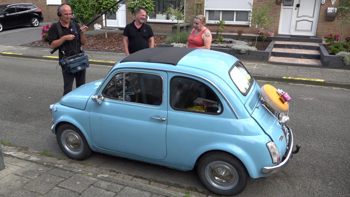 Óngerwaeg hangt kaas en stroop aan de auto in Oirsbeek