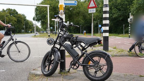 Vrouw naar ziekenhuis na aanrijding met fatbike op kruising Rechterland. Vrouw naar ziekenhuis na aanrijding met fatbike op kruising Rechterland.