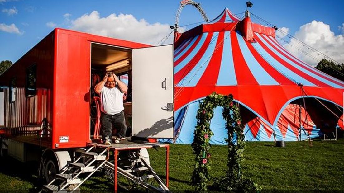 De tent van het failliete Circus Renz is vrijdag op een veiling in Ermelo verkocht voor 80.000 euro aan een Nederlandse koper.