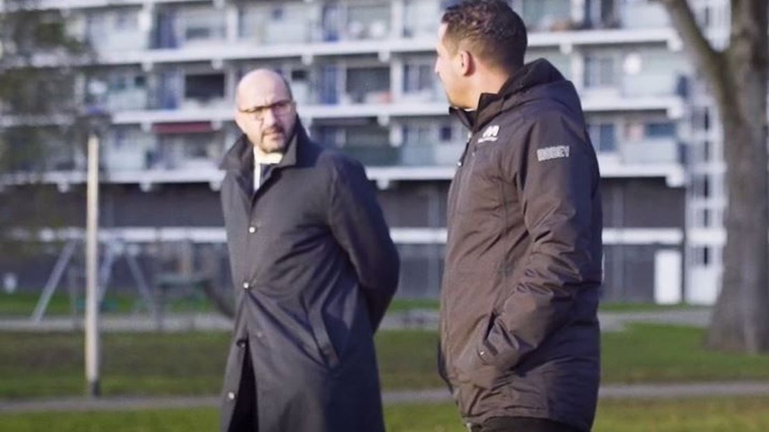 Burgemeester Ahmed Marcouch praat met een jongerenwerker.