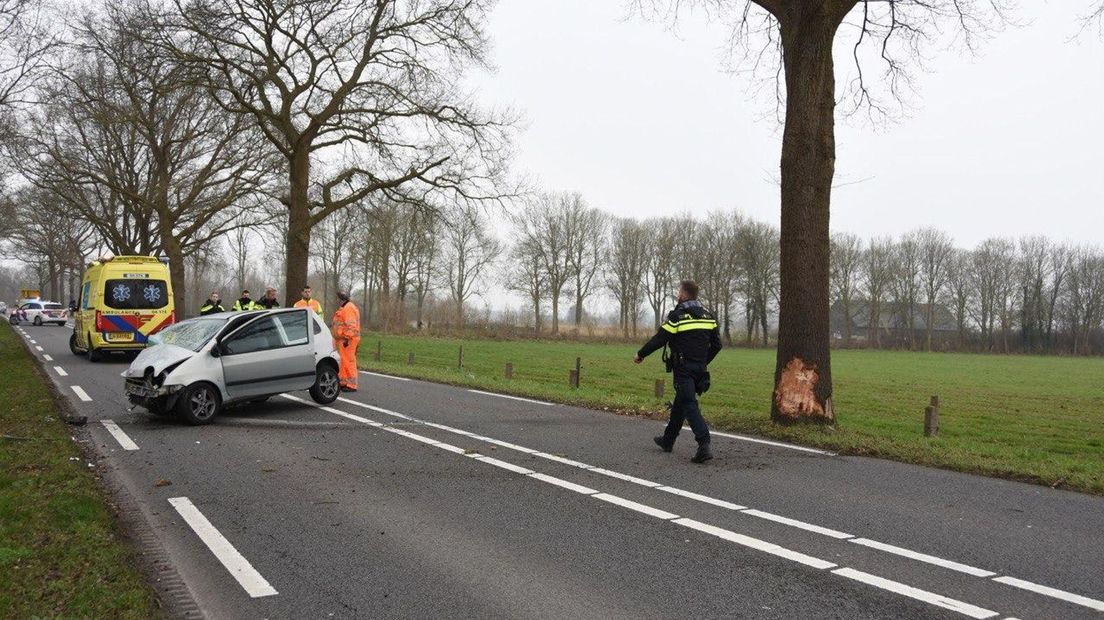 De auto heeft forse schade na het eenzijdige ongeluk
