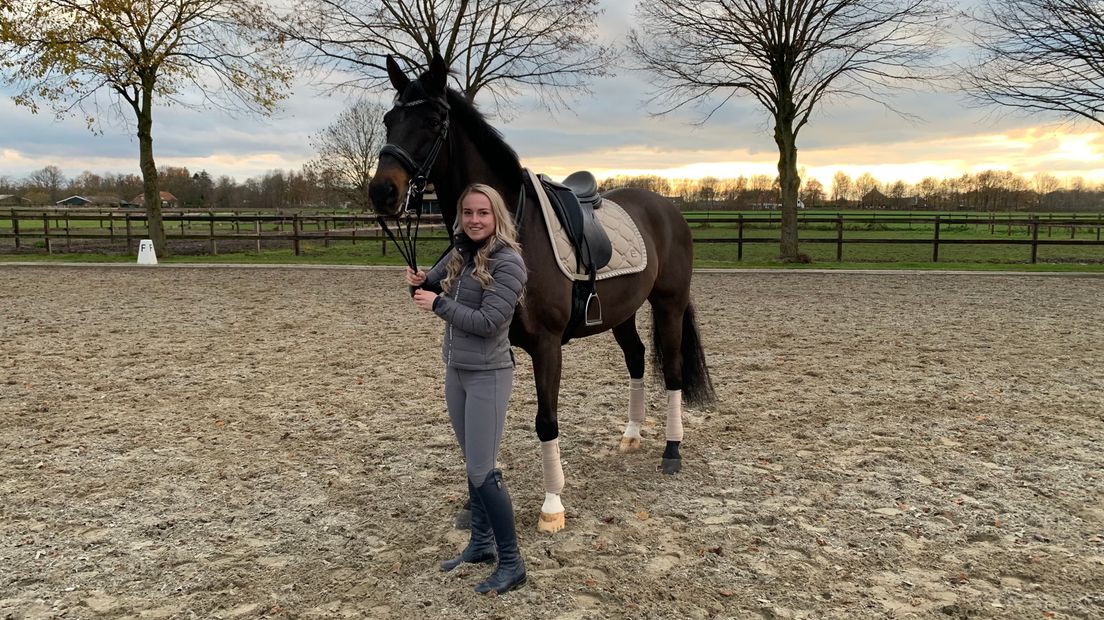 Laura Verhagen plaatst iedere dag wel een foto met haar paard Denzel
