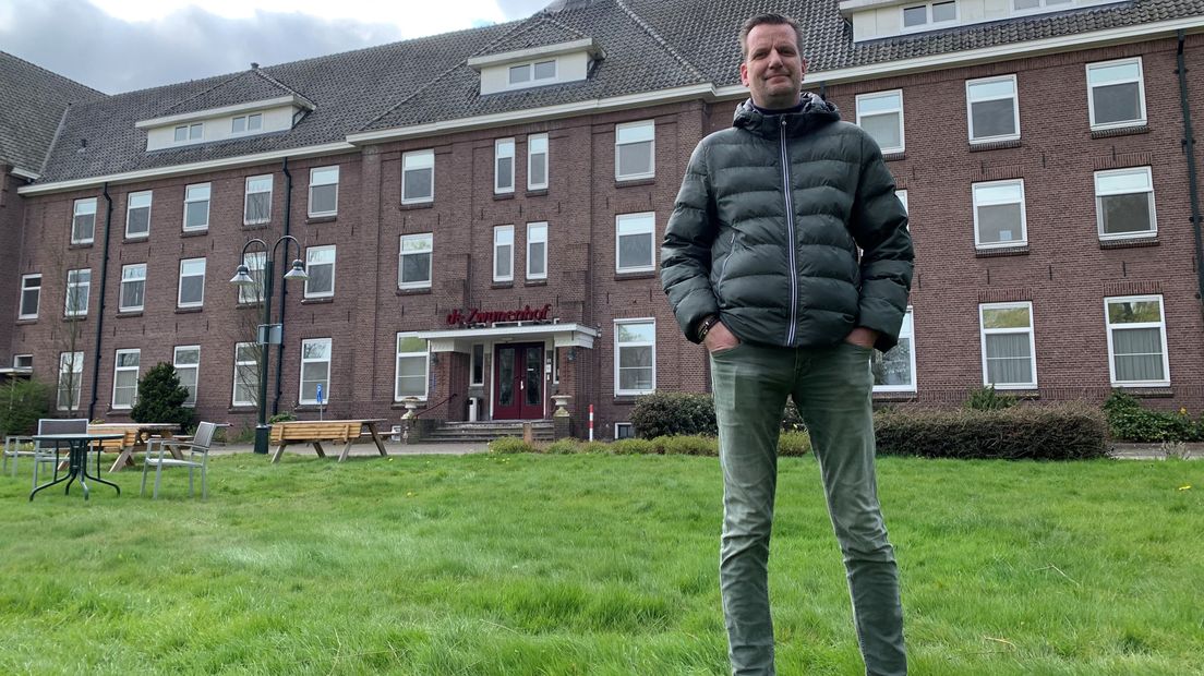 Ronald Helder voor de Zwanenhof.