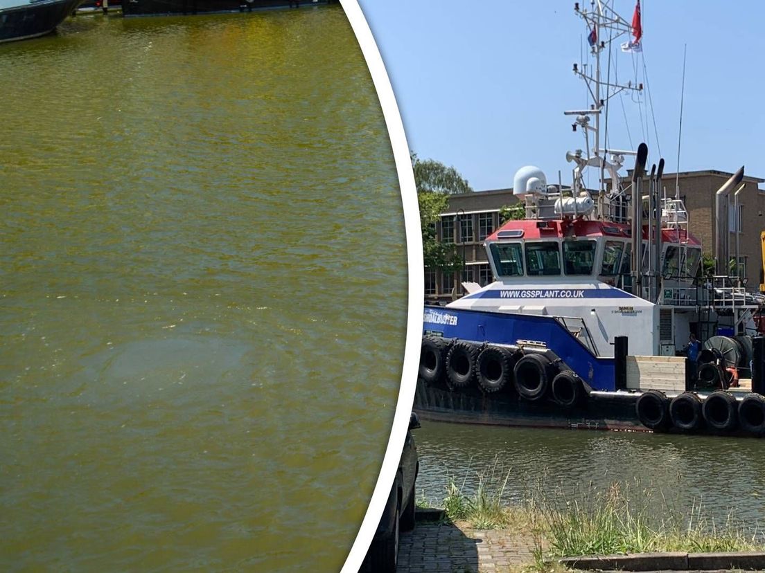 Het schip (r) dat te hulp schoot bij de water geraakte auto (l) in Maassluis