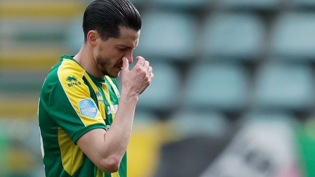 ADO-speler Marko Vejinovic druipt af na ADO - Utrecht