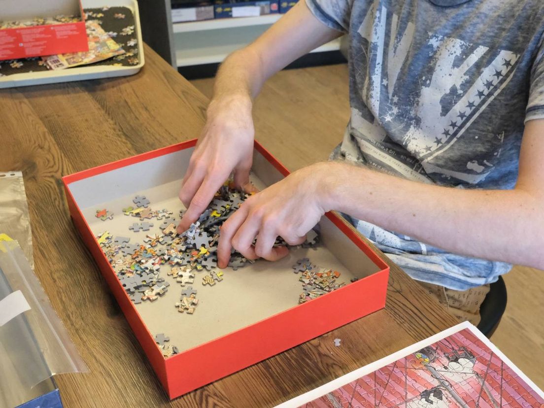 Patrick breekt gelegde puzzels die compleet zijn weer op voor de verkoop