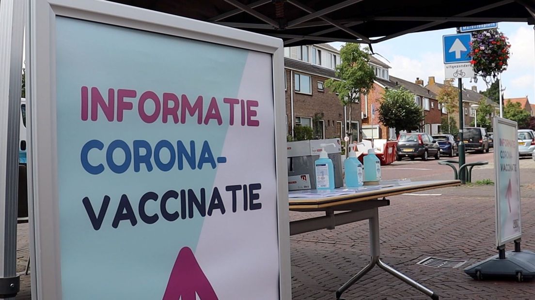 In IJsselmuiden geeft de GGD voorlichting op straat over vaccinatie