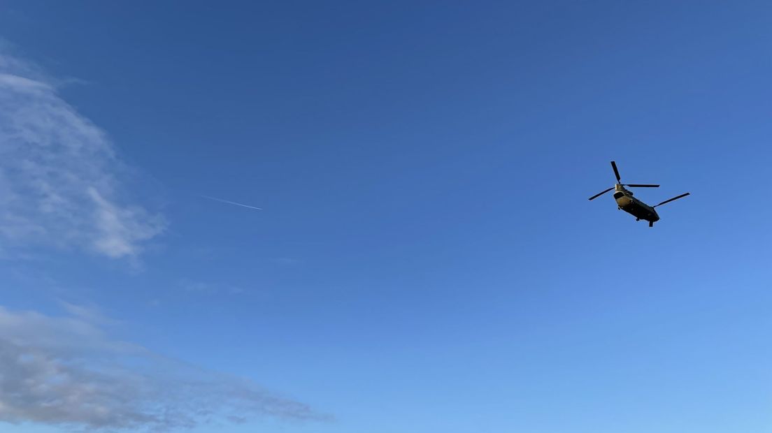 Chinooks vliegen laag over het Dwingelderveld