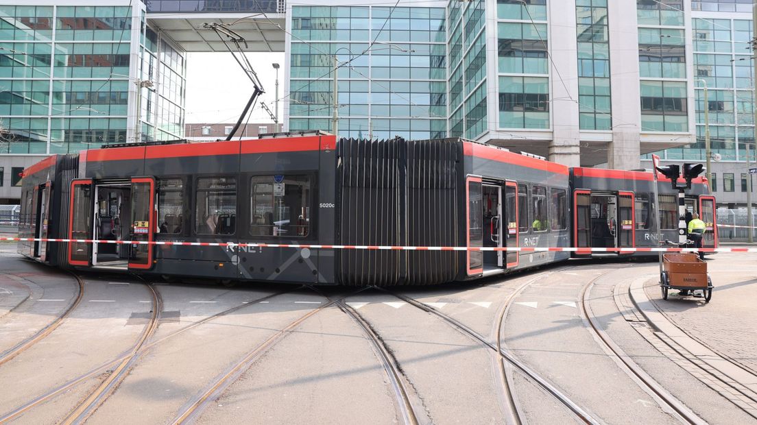 De tram stond midden op het kruispunt stil