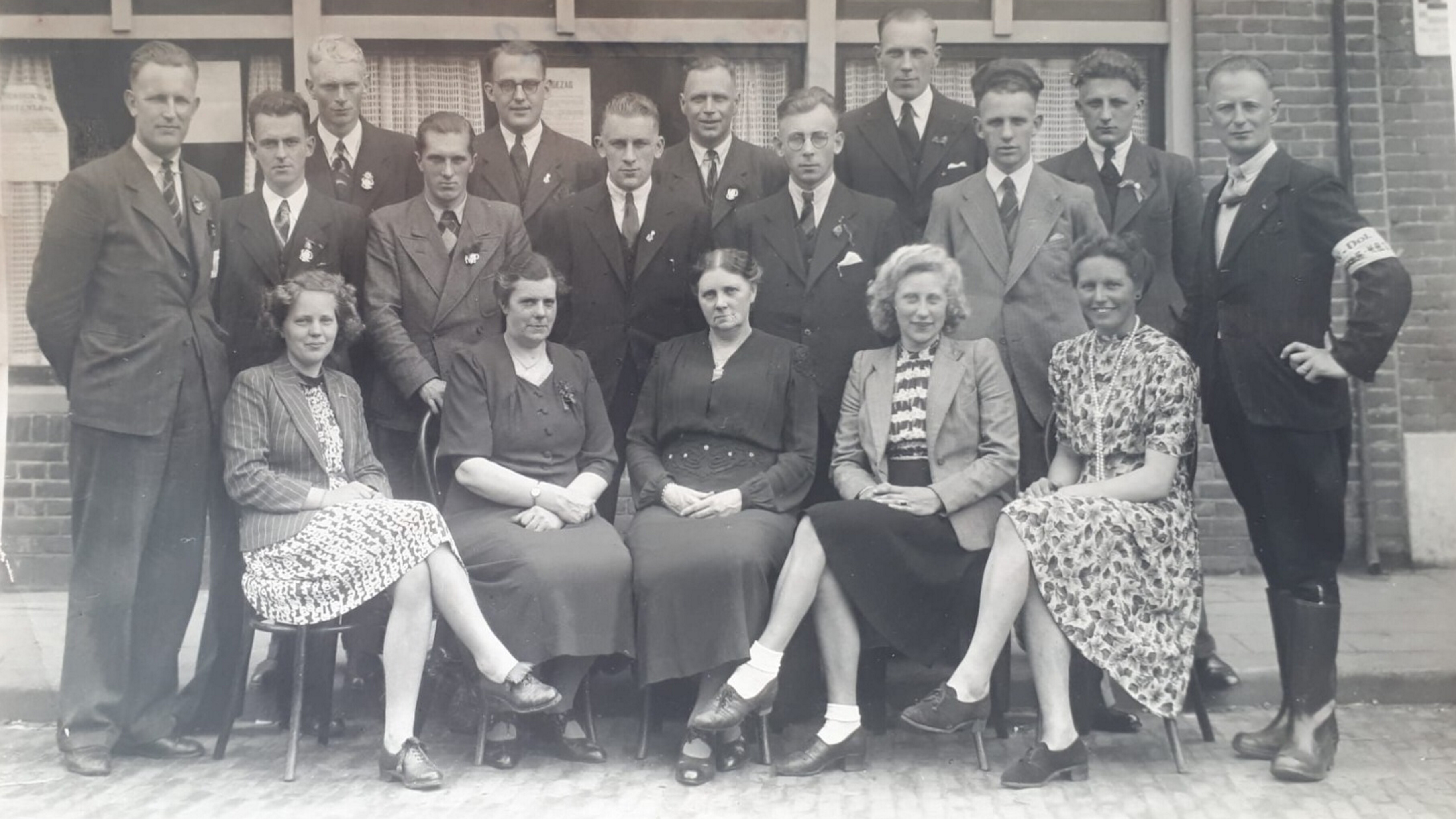 Volie de Jong (zittend, tweede van rechts) tussen andere leden van de Sneker knokploeg