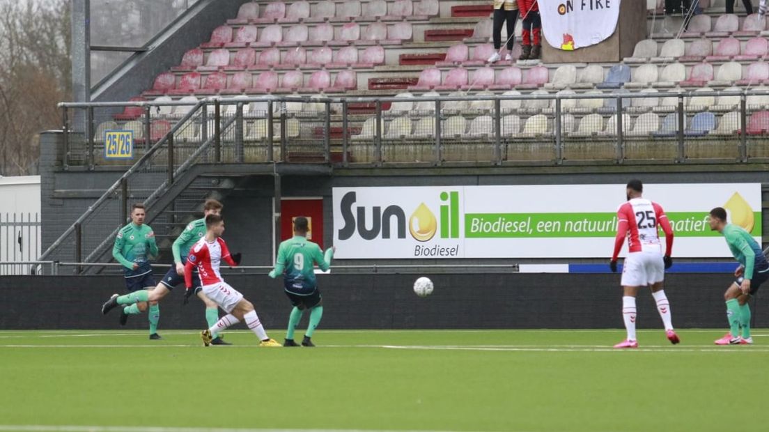 Adzic haalt uit voor zijn eerste goal in het shirt van FC Emmen (Rechten: Chris Kunst Fotografie)