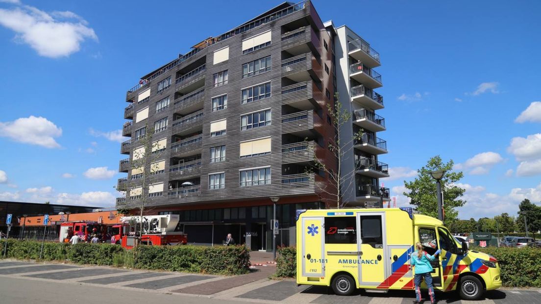 Hulpdiensten bij de flat aan de Gorecht-Oost in Hoogezand