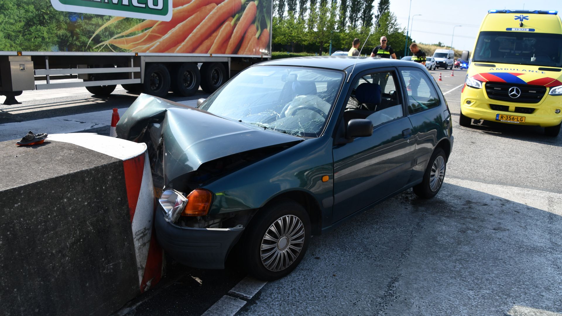 Auto Klapt Tegen Rijbaanafscheiding Van Tolplein Westerscheldetunnel ...